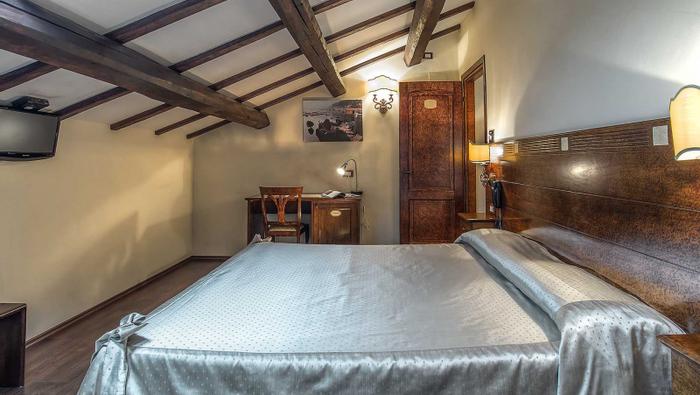 https://booking.hotelincloud.com/show/667921 | Rome | Rooms with Minibar, LCD Flat Screen TV and Private Bathroom