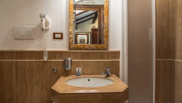 https://booking.hotelincloud.com/show/667921 | Rome | Camere - 6